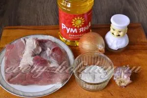 Sertéssült egy serpenyőben hagymás recept egy fotó