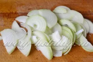 Sertéssült egy serpenyőben hagymás recept egy fotó