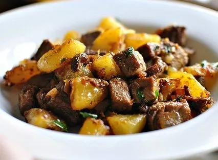 Sült burgonya hússal (egy serpenyőben, a multivarka) recept (sült burgonya és hús a serpenyőben) Sült burgonya hússal (egy serpenyőben, a multivarka) Recept