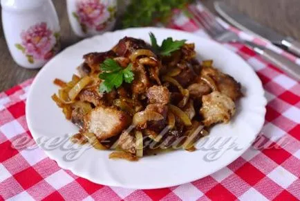 Sertéssült egy serpenyőben hagymás recept egy fotó