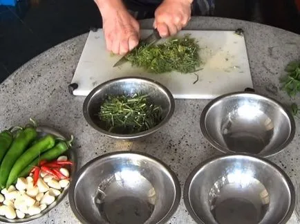 Hogyan savanyú uborka télen a bankok egy egyszerű recept (egyszerű) Hogyan savanyú uborka télen a bankok egy egyszerű recept
