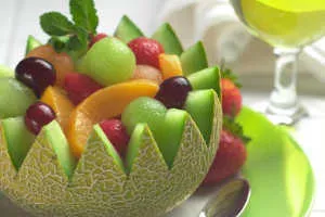 Hogyan lehet díszíteni egy táblázatot a születésnapi gyerek, dekoráció, ételek és saláták