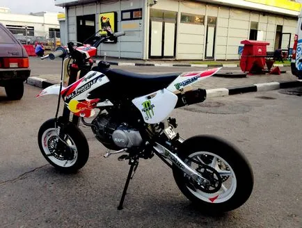 Ahogy ott ültem a gödör kerékpár motorkerékpár után (utána) Ahogy ott ültem a gödör kerékpár után egy motorkerékpár