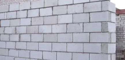 Fektetése beton blokkok kezével az építési belső és külső falakon, videó és fotók (falak) Fektetése beton blokkok kezével az építési belső és külső falakon, videó és fotók