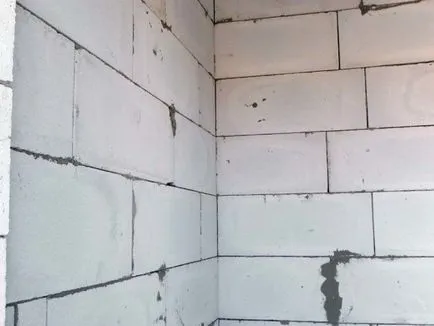 Fektetése beton blokkok kezével az építési belső és külső falakon, videó és fotók (repedezett beton falazat annak belső falak a kezét) Fektetése beton blokkok kezével az építési belső és külső falakon, videó és fotók