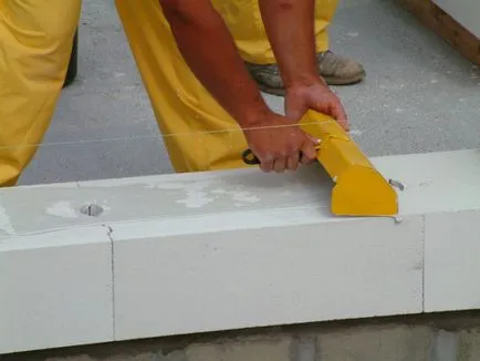 Fektetése beton blokkok kezével az építési belső és külső falakon, videó és fotók (építőipar) Fektetése beton blokkok kezével az építési belső és külső falakon, videó és fotók