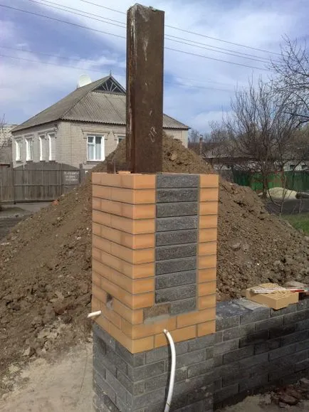 Tégla pillére kerítés videó utasítást, hogy hogyan lehet a saját kézzel, különösen kovácsolt