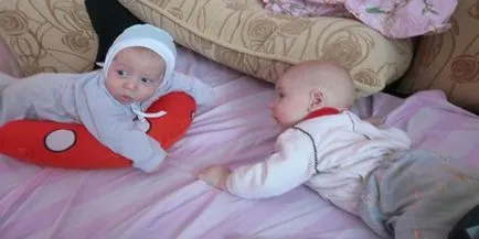 Amikor egy gyerek kezd tartani a fejét egyedül