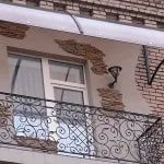A tető alatt az erkélyen kezét, hogyan, hogy a javításokat és a felmelegedés (kéz) A tető alatt az erkélyen kezét, hogyan, hogy a javításokat, és a hőszigetelés