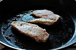 Csirke gombával és sajttal (a pan) - Photo-lépésre főzés receptek