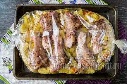 Csirkecomb a sütőben burgonyával recept fényképpel (burgonya) Csirkecomb a sütőben burgonyával recept egy fotó