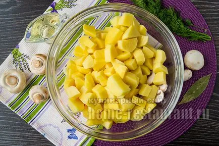 Csirkecomb a sütőben burgonyával recept fényképpel (csirke) Csirkecomb a sütőben burgonyával recept egy fotó
