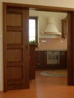 Konyhaasztalon kezével