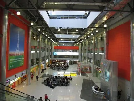 Mi repülni ünnep - tette a kocsit a parkolóban a repülőtér közelében Sheremetyevo
