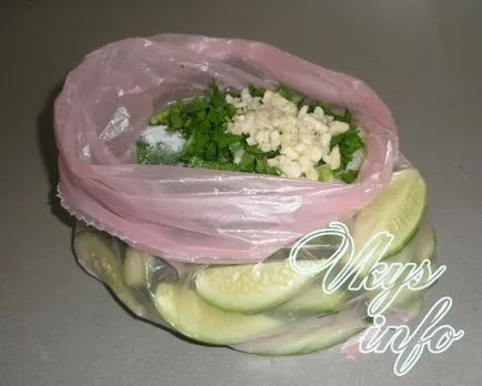 Sós uborka egy csomagban fokhagymás - recept fotókkal (csomag) Sós uborka egy csomagban fokhagymás - recept fotókkal