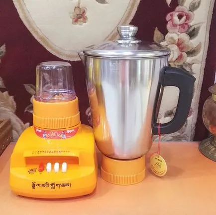Tudok Beat vajat turmixgépben cukorral és sűrített tej