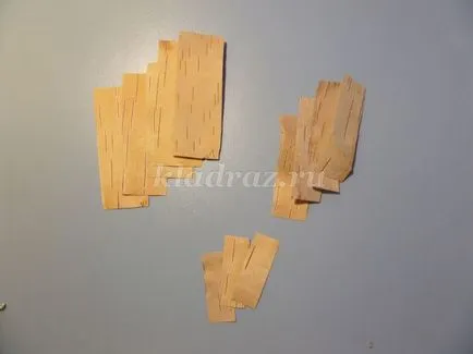Emelkedett nyírfakéreg kezük