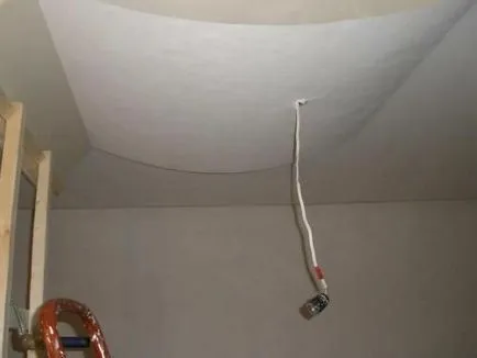 Tapétázás a mennyezet háttérkép
