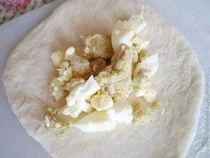 Péksütemények töltött csirke és a tojás (a tésztát kefir) Péksütemények töltött csirke és a tojás