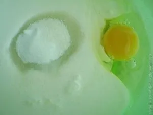 Péksütemények töltött csirke és a tojás (sütés) Péksütemények töltött csirke és a tojás
