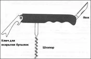 Ital kiszolgáló egy étteremben (étterem) Takarmány italok az étteremben