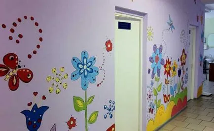 Festeni a falakat az óvodai fotó (kert) Festeni a falakat egy óvodában Photo
