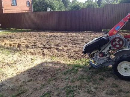 Előállítása A talaj a gyepen, valamint a különböző talaj és talajt a pázsit (föld) Előállítása A talaj a gyepen, valamint a különböző talaj és kizáró gyep