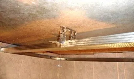 A felső határ a nedvességgel szemben ellenálló gipszkarton a fürdőszobában kezével fotó (szoba) A felső határ a nedvességgel szemben ellenálló gipszkarton a fürdőszobában kezével fotó