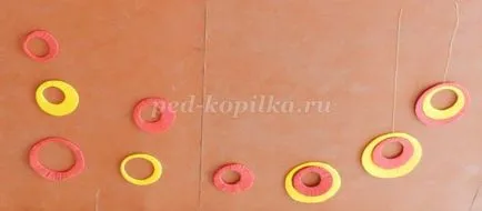 Ünnepi koszorú a kezüket