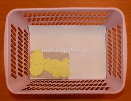 Ünnepi koszorú a kezüket