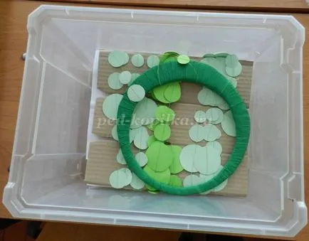 Ünnepi koszorú a kezüket