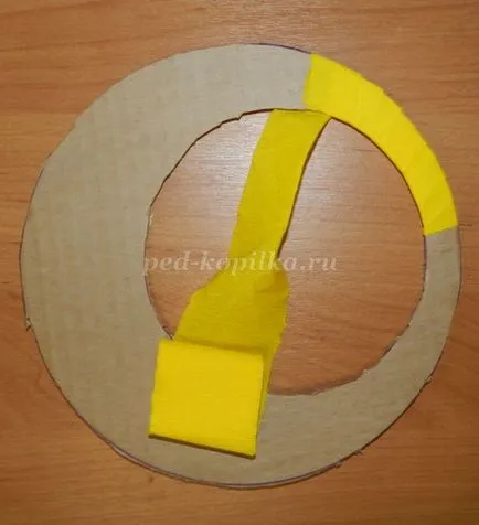 Ünnepi koszorú a kezüket