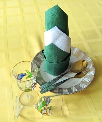 Tálalás papírszalvéta díszíteni az asztalra a fényképek és videók példák és tanulságok, hogyan kell helyesen