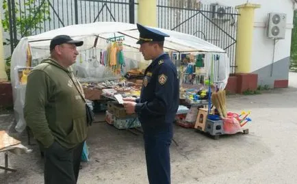 A büntetés az illegális kereskedelem az utcán anélkül, hogy felhatalmazza iratok (illegális) A büntetés az illegális kereskedelem az utcán anélkül, hogy engedélyező okmányok