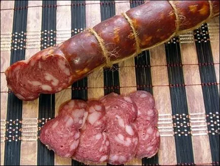 Nyári kolbász otthon az ünnepi asztalra