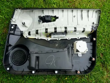 Az elülső ajtókárpit Qashqai (döntött) - 2 válasz