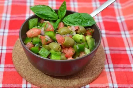 Mediterrán saláta paradicsommal, olívabogyóval, főzzük együtt