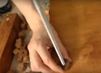 Üveg asztal kezével