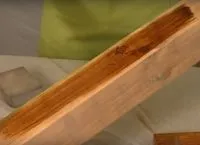 Üveg asztal kezével