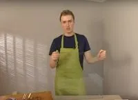 Üveg asztal kezével