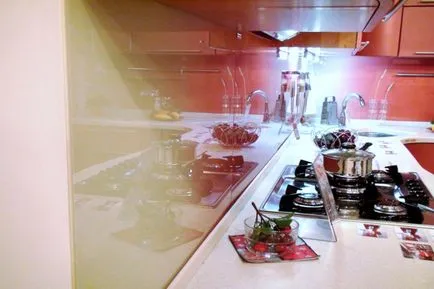 Glass kötény a konyhában kezével sajátosságait és szerelése - kuhnyagid - kuhnyagid