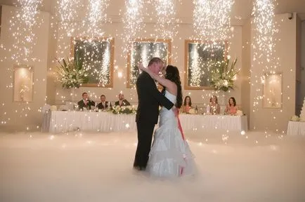 Esküvői tánc a menyasszony és a vőlegény (videó)