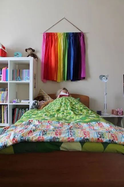 Kezével a hálószobában