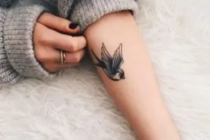 Tattoo karján a férfiak és a nők értékét, vázlatok, ötletek (kéz) Tattoo karján a férfiak és a nők értékét, vázlatok, ötletek