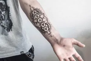 Tattoo karján a férfiak és a nők értékét, vázlatok, ötletek (férfi) Tattoo karján a férfiak és a nők értékét, vázlatok, ötletek