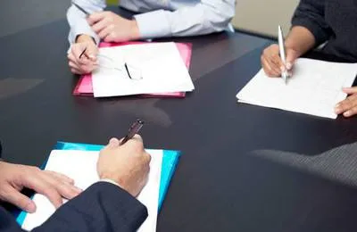 A munkaszerződést a rendező LLC