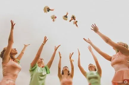 A hagyomány dobott virágcsokor menyasszonya klasszikus változat és eredeti ötletek