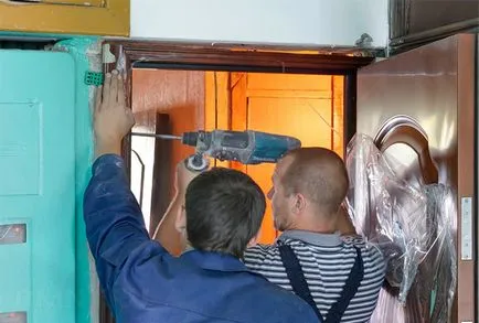 Szerelése bejárati fém ajtók a kezüket