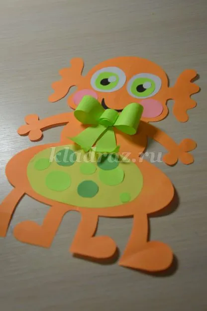 Vicces, papírból készült cikkek a kezével a Űrhajózási napja sablonok általános iskolások
