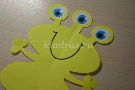 Vicces, papírból készült cikkek a kezével a Űrhajózási napja sablonok általános iskolások